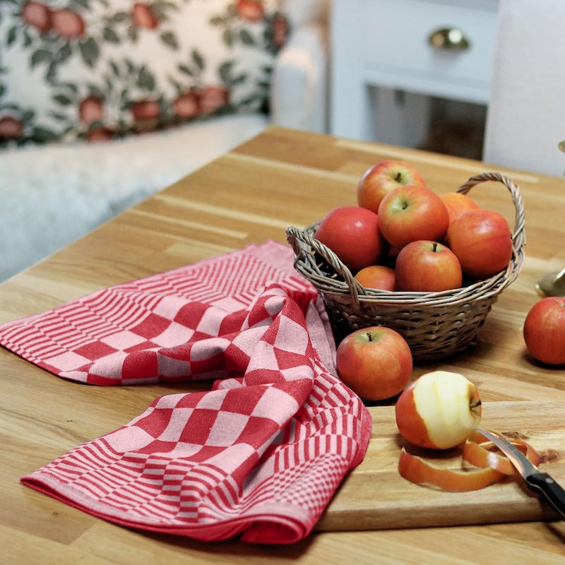 Sfeerbeeld van rode theedoeken in de keuken - stijlvolle blokdoeken van horeca kwaliteit - Beterkatoen