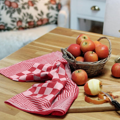 Sfeerbeeld van rode theedoeken in de keuken - stijlvolle blokdoeken van horeca kwaliteit - Beterkatoen