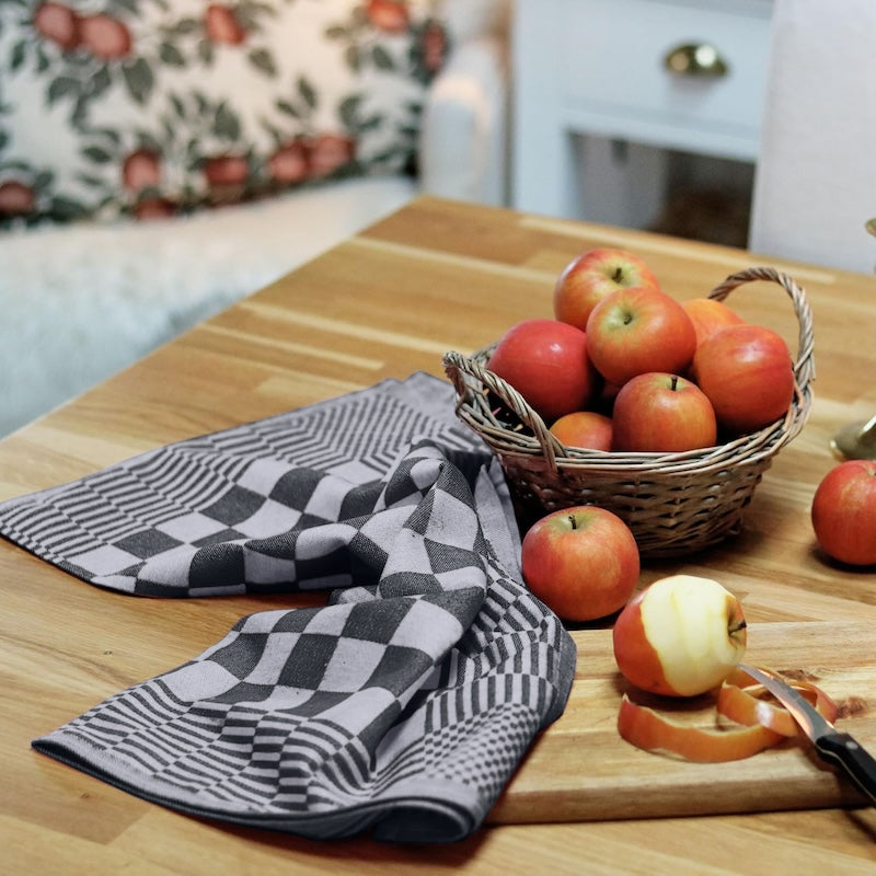 Sfeerbeeld van zwart theedoeken in de keuken - stijlvolle blokdoeken van horeca kwaliteit - Beterkatoen